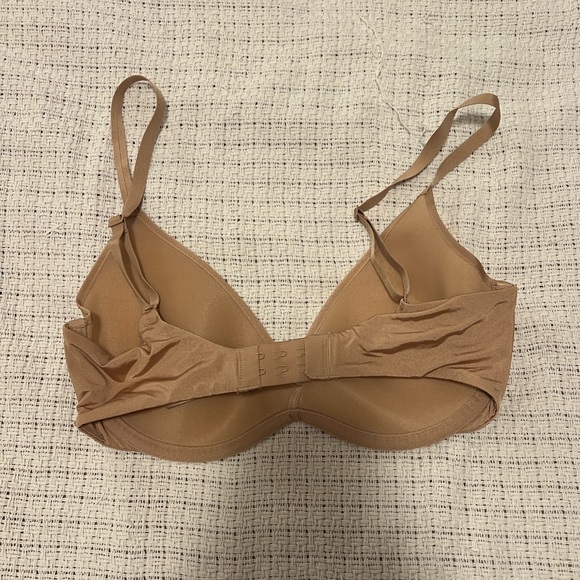 SKIMS Nude Seamless Bra - Picture 5 of 6